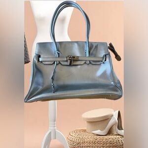 silver Handbag with multiple inner pockets zipper closure pre-owned with gift